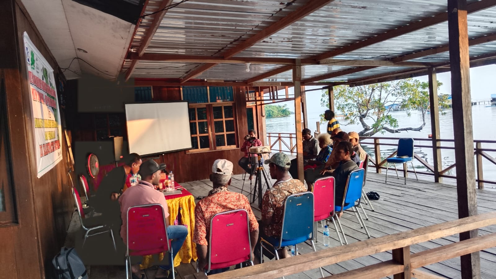 Suasana diskusi peserta yang berlangsung partisipatif di balai pertemuan pinggir pantai