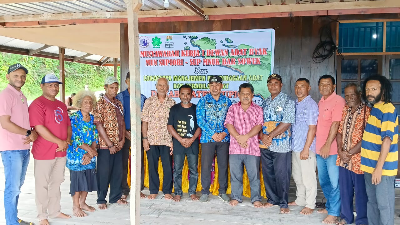 Foto bersama tokoh adat dan peserta Musyawarah Kerja I Dewan Adat Byak di Kabupaten Supiori