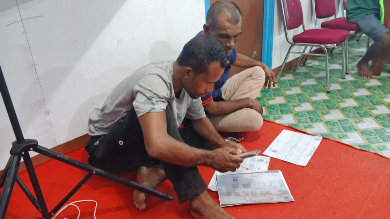 Tim operator melakukan validasi dan input data warga ke aplikasi SIO Papua