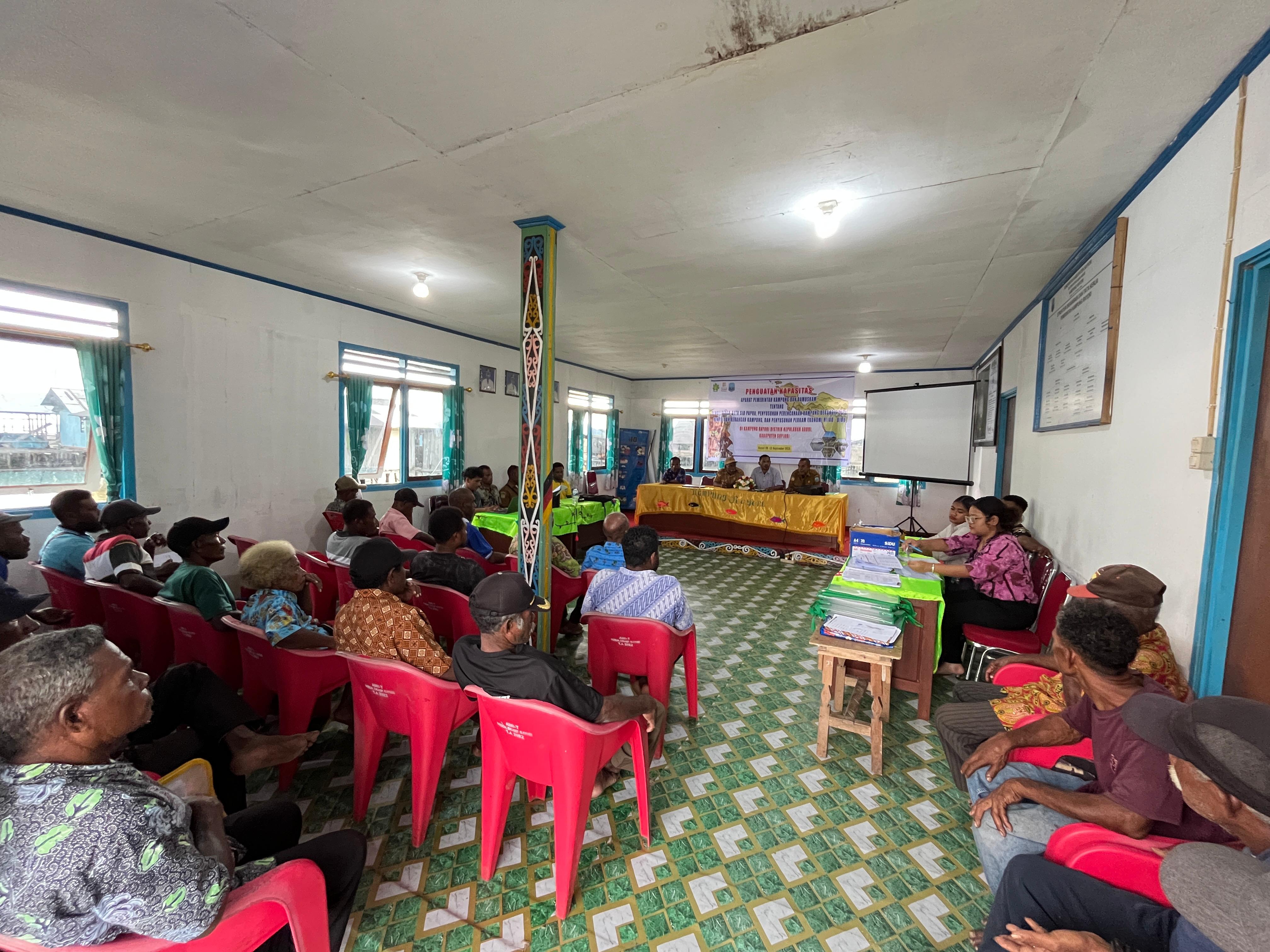Suasana ruang pelatihan di balai kampung yang dihadiri oleh aparat pemerintah kampung dan Bamuskam