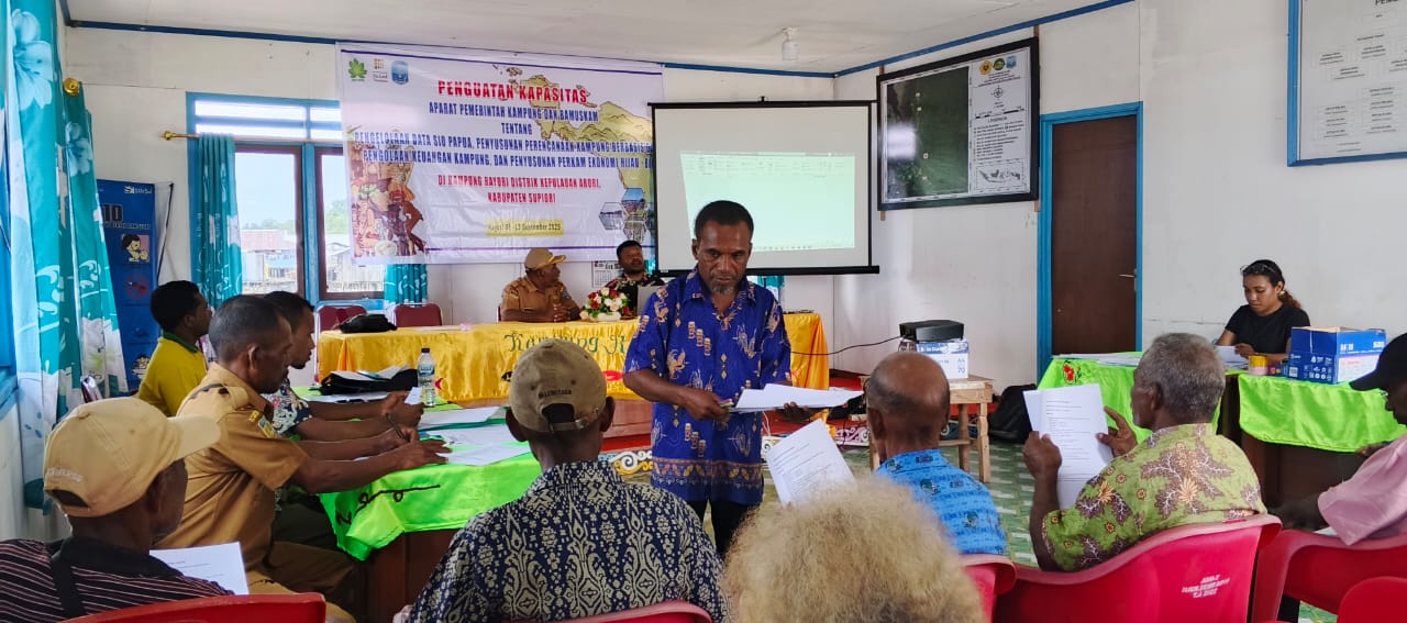 Sesi penjelasan teknis pengelolaan data SIO Papua menggunakan media proyektor