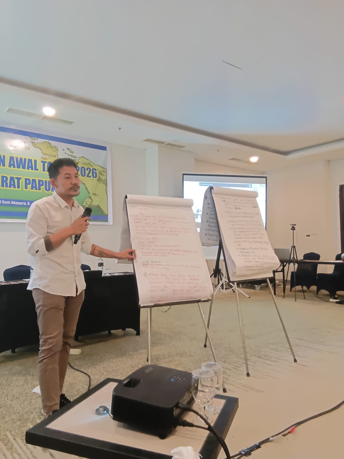 Presentasi hasil diskusi kelompok oleh perwakilan peserta