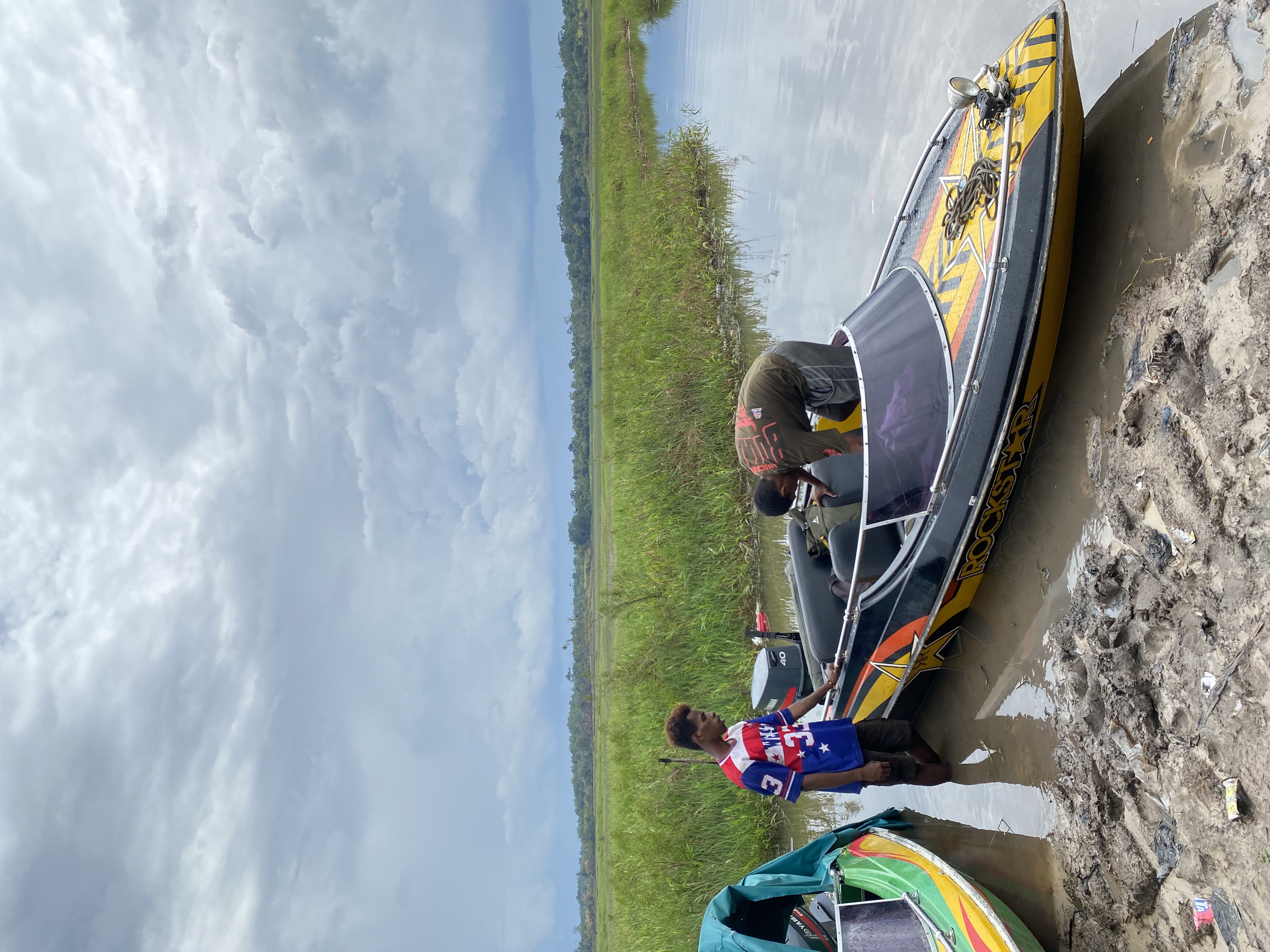 Persiapan Speed Boat sebelum berangkat menuju Kampung Monana