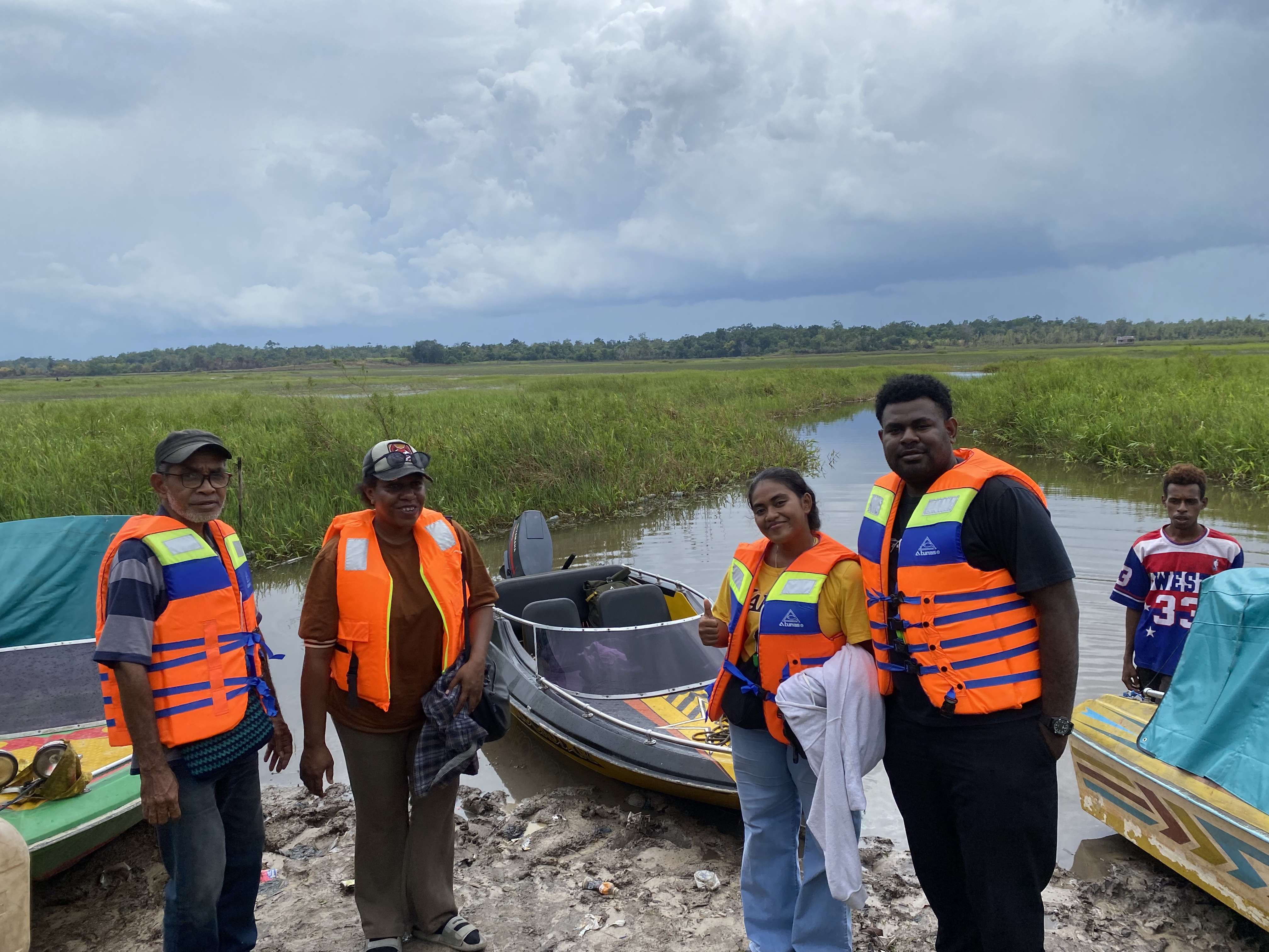 Tim JERAT Papua melakukan foto sebelum bepergian ke Kampung Monana